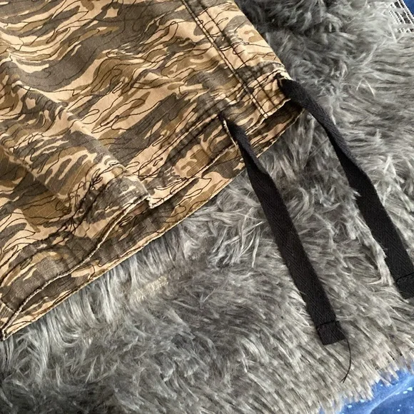 Camo print cropped cargo-style pants - Picture 4 of 16